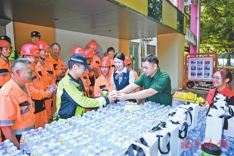 “爱心茶摊”情暖一线劳动者